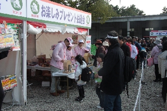 昨年のお楽しみ抽選会の様子